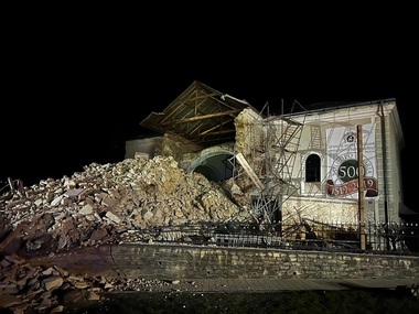 Specialiştii au constatat degradări structurale la Biserica Reformată din Cehu Silvaniei/ Elementele valoroase vor fi integrate în viitoarea reconstrucţie