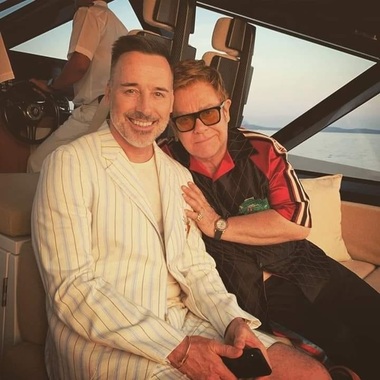 Soţul lui Elton John „indignat” de practicile tabloidului Daily Mail pe care le consideră „o abominaţie”
