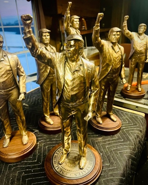 „Don Colossus”, o statuie aurită a lui Trump blocată de un conflict financiar