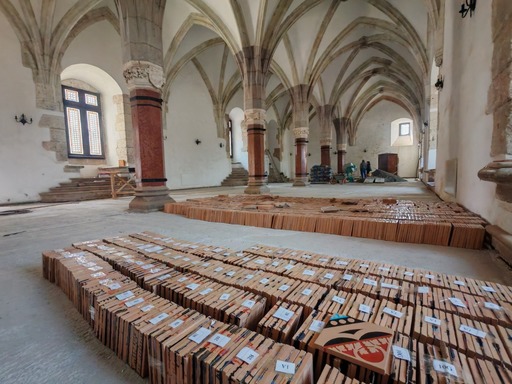 Sala Cavalerilor din incinta Castelului Corvinilor din Hunedoara, în ultima etapă de restaurare/ Sunt montate aproape 8.000 de plăci ceramice realizate manual în Ungaria

