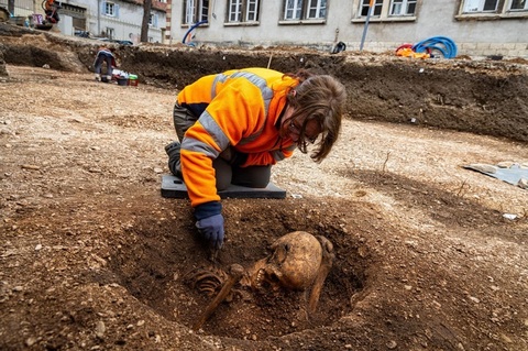Schelet antic stând în poziţie verticală, descoperit în Franţa