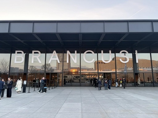 Mai mult de 150 de lucrări ale lui Constantin Brâncuşi - sculpturi, fotografii, filme şi documente de arhivă - expuse la Neue Nationalgalerie din Berlin/ FOTO