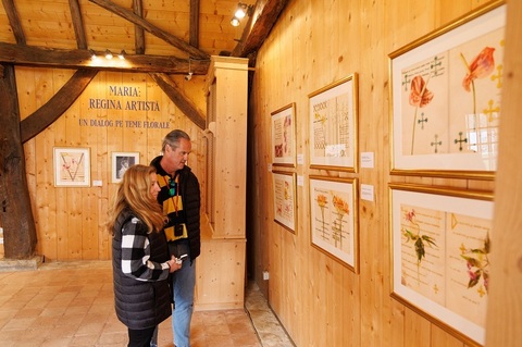 Expoziţia „Maria: Regina artistă. Un dialog pe teme florale”, deschisă la Casa Regelui Charles din Viscri - FOTO