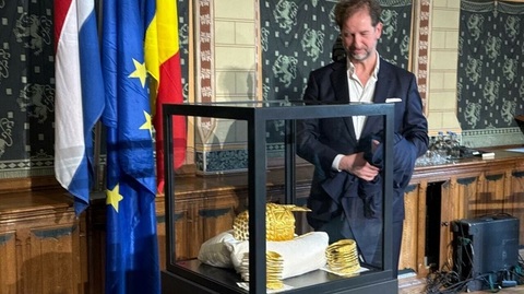 Coiful de la Coţofeneşti şi două brăţări dacice din aur, recuperate în urma furtului din 2025, au fost prezentate public la Muzeul Drents/ A treia brăţară este căutată/ Suspecţii au încheiat acorduri cu justiţia/ VIDEO