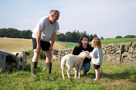Poveşti reale, în aprilie la BBC Earth - „Viaţa la fermă”, „Totul despre feline”, „India prin ochii lui Alexander Armstrong”