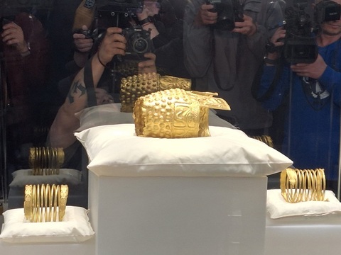 Coiful de la Coţofeneşti şi două brăţări de aur, prezentate la MNIR. Manager: "Coiful este puţin deformat. Vom stabili metodele prin care se va interveni pentru a-l restaura"/ Director olandez: "Oricine are informaţii cu privire la locul unde se află cea 