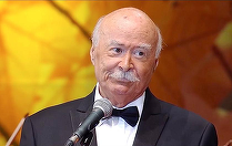 UPDATE - Tudor Gheorghe a fost internat în spital, după ce ar fi căzut şi s-a lovit la cap într-un hotel din Iaşi/ Cunoscutul artist a suferit răni minore şi a fost externat