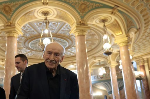 Premiul acordat de Agenţia de presă News.ro a ajuns la Victor Rebengiuc: "La mulţi ani, News.ro!" - FOTO, VIDEO
