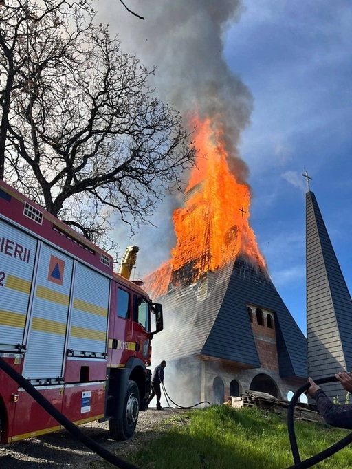 Acoperişul şi turla bisericii din localitatea Şurdeşti au ars complet într-un incendiu ca urmare a unor lucrări de sudură