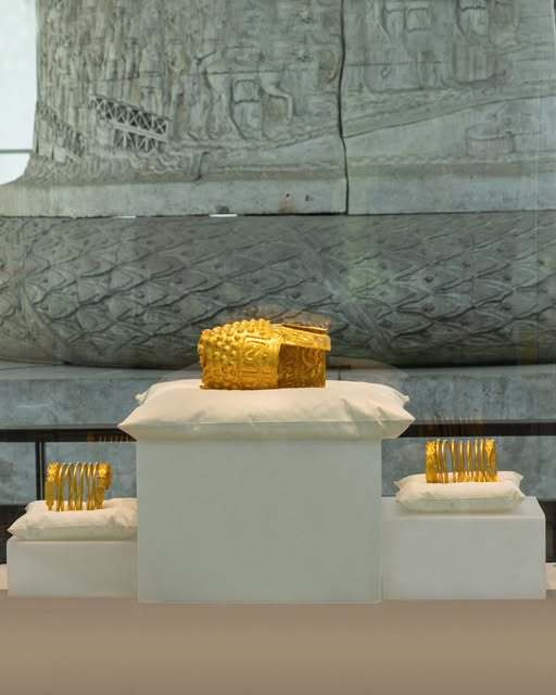 MNIR - Mai mult de 9.000 de vizitatori au admirat coiful de la Coţofeneşti şi brăţările dacice în perioada 22 aprilie-3 mai
