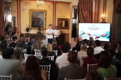 Platforma de social media eYou depăşeşte pragul de 100.000 de utilizatori şi lansează funcţia video