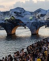 Instalaţia artistului JR, care a transformat cel mai vechi pod din Paris într-o peşteră, a atras peste jumătate de milion de vizitatori/ FOTO