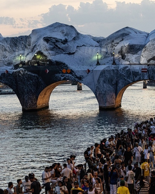 Instalaţia artistului JR, care transformat cel mai vechi pod din Paris într-o peşteră, a atras peste jumătate de milion de vizitatori/ FOTO