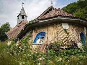 Uşile împărăteşti de la o biserică din Harghita, pictate în 1789, au fost salvate, după ce lăcaşul de cult s-a prăbuşit / Structurile de lemn fuseseră afectate de o ciupercă extrem de agresivă - FOTO