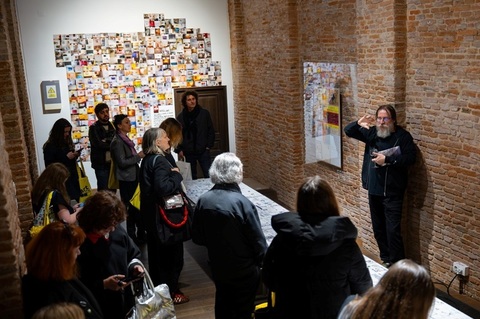 Ultima lună pentru a vizita cea mai amplă expoziţie retrospectivă dedicată artiştilor Lia şi Dan Perjovschi, la ARCUB - Hanul Gabroveni