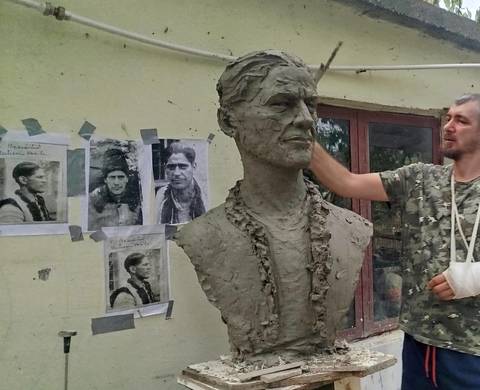 Suceava: Bust al partizanului anticomunist Vasile Motrescu, realizat pentru viitorul memorial de la Vicovu de Jos