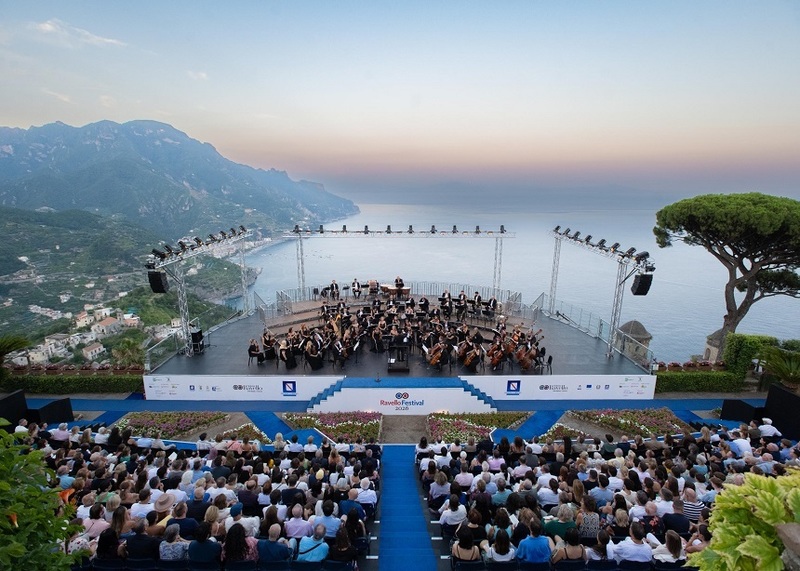 Orchestra Filarmonicii "George Enescu" concertează la Festivalul Ravello din Italia, sub bagheta noului său dirijor principal Robert Treviño