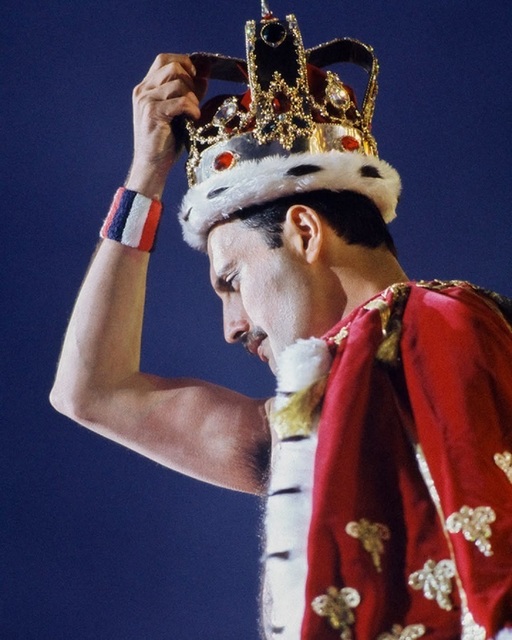 Accesorii şi articole din garderoba lui Freddie Mercury vor fi expuse la Muzeul V&A din Londra