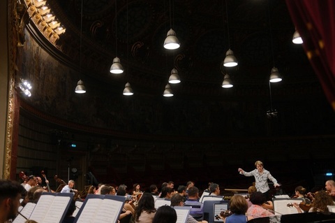Marin Alsop, discipolă a lui Leonard Bernstein, dirijează pentru prima dată în România, la Concursul "Enescu"