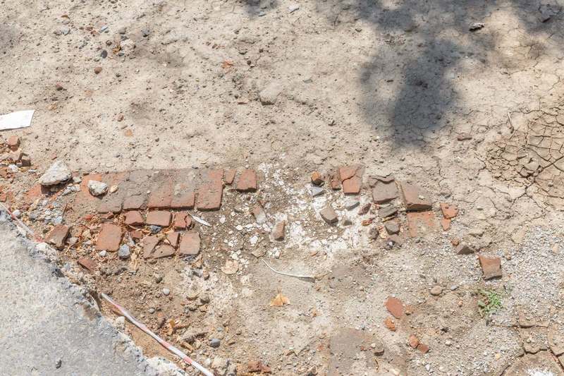 Reabilitarea şinelor de tramvai dintr-o zonă a Capitalei, oprită după ce lucrătorii au descoperit, în timpul săpăturilor, posibile vestigii istorice/ O echipă a Ministerului Culturii va evalua zidurile găsite - FOTO