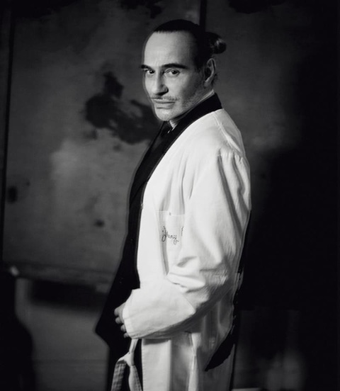 Muzeul Met anulează expoziţia dedicată lui John Galliano pe fondul controversei legate de comentariile antisemite ale designerului