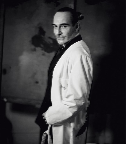 Muzeul Met anulează expoziţia dedicată lui John Galliano pe fondul controversei legate de comentariile antisemite ale designerului