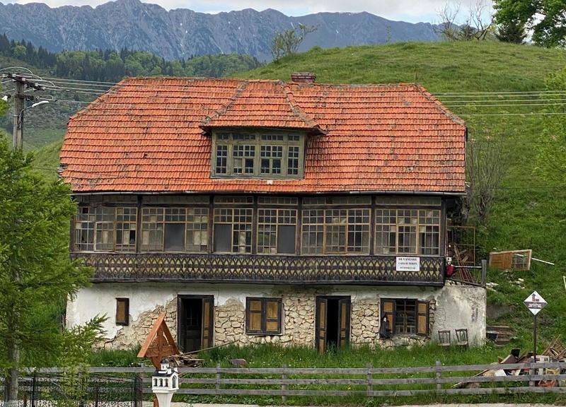 Charley Ottley restaurează centrul de vizitare original din Şirnea, primul sat turistic din România: Renaşte din ruine/ „Kings Arms” va fi dedicat Regelui Charles al III-lea pentru „toată dragostea, devotamentul şi sprijinul” acordate României - FOTO