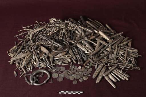 Cel mai mare tezaur de argint din epoca vikingă descoperit vreodată în Danemarca, găsit într-o curte
