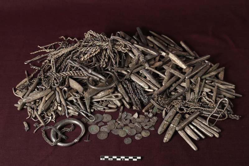 Cel mai mare tezaur de argint din epoca vikingă descoperită vreodată în Danemarca, găsită într-o curte