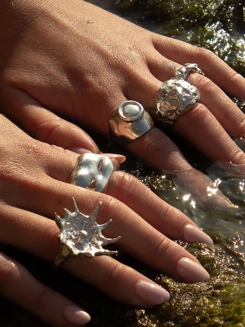 A şaptea ediţie Romanian Jewelry Week - 290 de designeri din peste 50 de ţări îşi prezintă creaţiile la Biblioteca Naţională a României 
