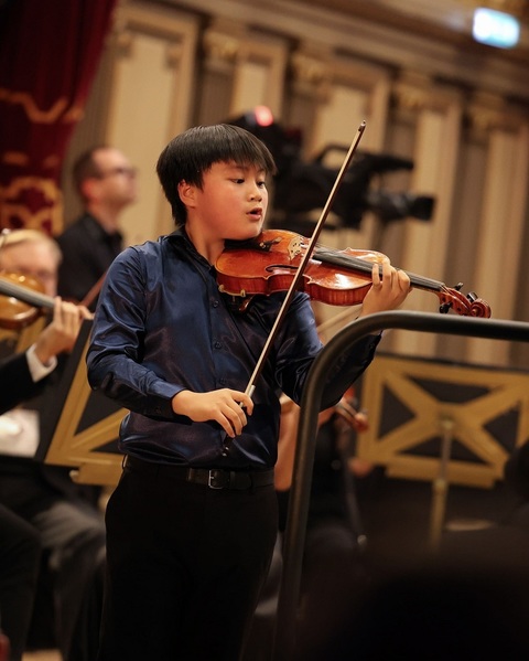 Violonistul Jayden King, 11 ani, este cel mai tânăr câştigător din istoria Concursului Internaţional "George Enescu"