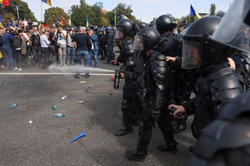 Jurnalişti Realitatea Plus, agresaţi la protestul din Bucureşti – Mai multe persoane au îmbrâncit reportera şi au lovit microfonul / Poliţia Capitalei face verificări  - VIDEO