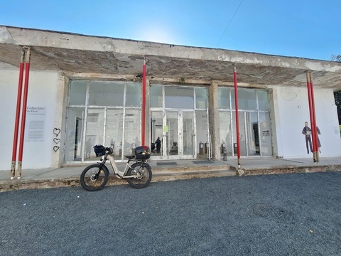 Fosta clădire a Liceului „Ion Mincu” de lângă parcul Botanic din Timişoara, transformată în „scenă” pentru proiectele arhitecţilor/ FOTO
