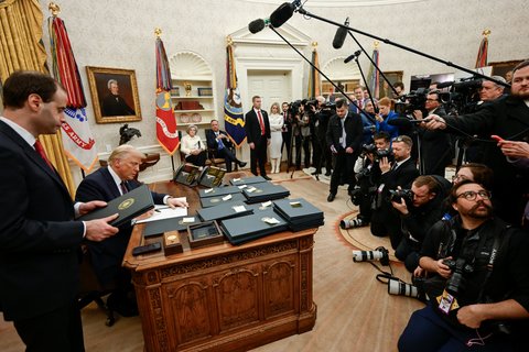 MS NOW, CNN şi Politico îl dau în judecată pe Trump după interzicerea jurnaliştilor la Casa Albă: „Un atac direct asupra Primului Amendament”