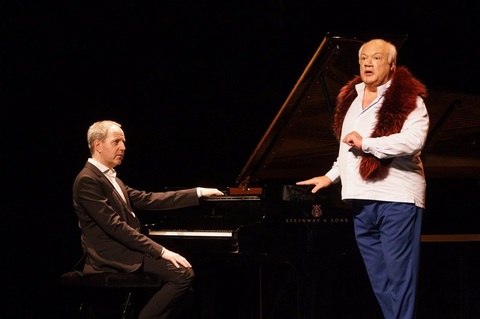 Scriitorul francez Éric-Emmanuel Schmitt va juca pe scena Teatrului Griviţa 53, în premieră absolută, spectacolul „Doamna Pylinska şi secretul lui Chopin”