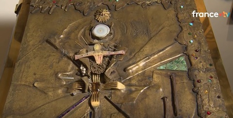 „Apocalipsa”, prezentată drept cea mai scumpă şi grea carte din lume şi a cărei copertă a fost realizată de Salvador Dalí, a fost furată