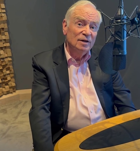 Jeffrey Archer, romancier britanic de succes şi politician implicat în numeroase scandaluri, a murit la vârsta de 86 de ani