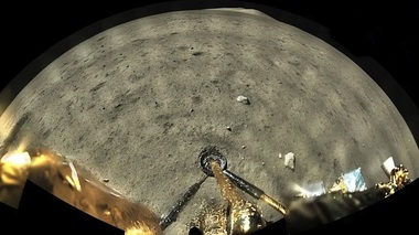 Vehiculul lunar al misiunii chineze Chang’e-5 a încheiat prelevarea de mostre înainte de termen