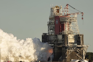 NASA - Motoarele rachetei gigant SLS s-au oprit prematur într-un test crucial pentru viitoarele misiuni