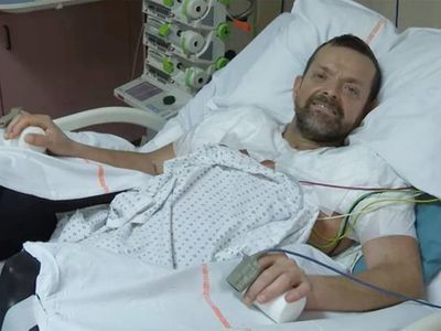 Un bărbat din Islanda, subiectul primului transplant dublu de braţe din lume


