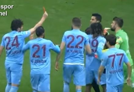 Fotbalistul de la Trabzonspor care i-a arătat cartonaşul roşu arbitrului a fost suspendat trei meciuri şi amendat. VIDEO