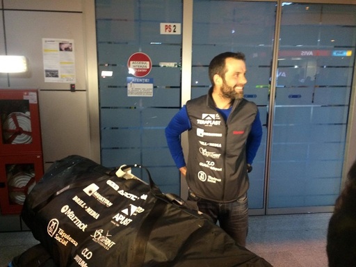 Cluj: Tiberiu Uşeriu, câştigătorul ultramaratonului de la Cercul Polar, întâmpinat de zeci de oameni la întoarcerea în ţară