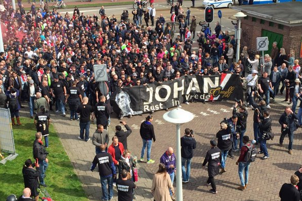 Marş în onoarea lui Johan Cruyff pe străzile din Amsterdam