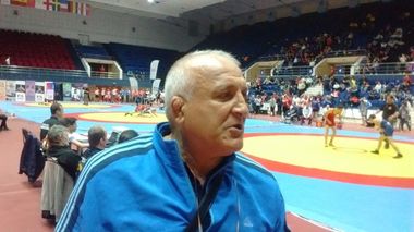 REPORTAJ: Ştefan Rusu, singurul luptător român din Hall of Fame, antrenează la Rădăuţi pentru 1.000 de lei lunar 