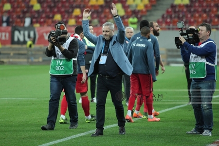 Gest obscen al lui Marius Şumudică la adresa unor suporteri, la meciul cu ASA Târgu Mureş - VIDEO