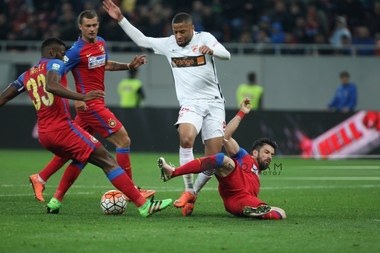 Jucătorul Patrick Ekeng, de la Dinamo, a fost scos de pe teren cu ambulanţa la meciul cu FC Viitorul, după ce a căzut inert pe teren fără să fie faultat. VIDEO