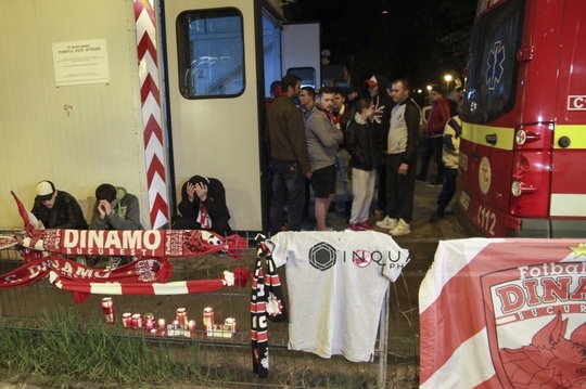 Suporterii dinamovişti, nemulţumiţi că ambulanţa a venit fără aparatură de resuscitare în cazul lui Ekeng (FOTO: Inquam Photos / Raul Giuglea)