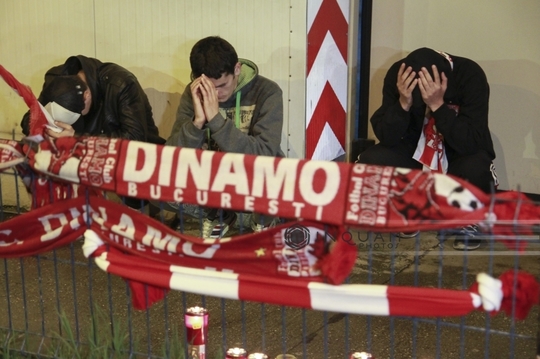 Suporterii dinamovişti, nemulţumiţi că ambulanţa a venit fără aparatură de resuscitare în cazul lui Ekeng (FOTO: Inquam Photos / Raul Giuglea)