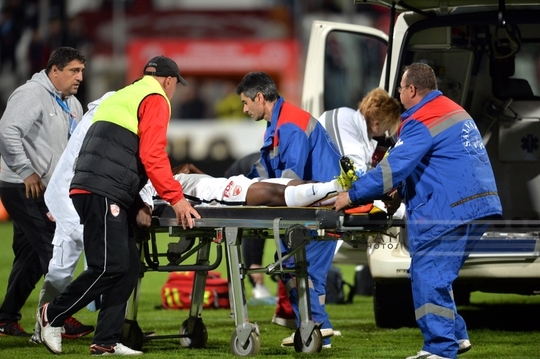 Jucătorul dinamovist Patrick Ekeng, care a fost dus la spital după ce a căzut pe teren, a murit (FOTO: Inquam Photos)
