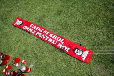 Sute de suporteri continuă să-l omagieze pe Ekeng la stadionul Dinamo